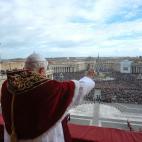 Pope Benedict XVI delivers the 'urbi et orbi' (to the city and the world) blessing from the balcony of the St Peter' s basilica at Vatican on December 25, 2009. The pontiff urged wealthy nations on Friday to show 'acceptance and welcome' to mig...