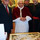 Vatican City, VATICAN CITY STATE: Russian President Vladimir Putin meets Pope Benedict XVI during a private audience at the Vatican, 13 March 2007. Russian President Vladimir Putin visits Italy for his first meeting with Pope Benedict XVI and ta...