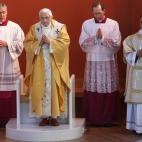 Pope Benedict XVI (2nd L) prays during a mass in a parish of 'Santa Maria del Rosario ai Martiri Portuensi' in the outskirts of Rome, 16 December 2007. AFP PHOTO / ALBERTO PIZZOLI (Photo credit should read ALBERTO PIZZOLI/AFP/Getty Images)