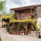 Este pueblo es uno de los tantos rincones increíbles que tiene Cantabria en su paisaje típico de tapices verdes entre montañas. Carmona te sorprenderá por la belleza de sus flores en los balcones y sus casas de piedra y madera. Un auténtico...