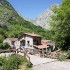 Bulnes es un precioso pueblo asturiano en plenos Picos de Europa. El aire puro que se respira entre las montañas y el paisaje nevado en invierno te dejarán con la boca abierta. Si además eres aficionado a la fotografía no te puedes perder es...