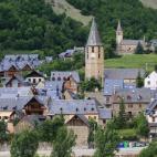 Viella es uno de los pueblos de montaña que son preciosos en todas las estaciones del año. Los viajeros lo recomiendan especialmente si te gustan los deportes de nieve, gracias a su buena conexión con la estación de Baqueira Beret, además d...