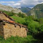 Los viajeros describen este pueblo como recién salido un paisaje de cuento. Las calles que lo recorren y sus senderos llenos de vegetación entre las montañas, además de sus casas de piedra, harán que no quieras salir de Tudanca.