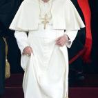 Rome, ITALY: Pope Benedict XVI walks down the stairs as he leaves Sacro Cuore Catholic University to deliver a speech for the ceremony of the inauguration of the academic year in Rome, 25 November 2005. AFP PHOTO/ Max ROSSI /POOL (Photo cre...