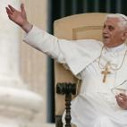 VATICAN CITY, Vatican: Pope Benedict XVI greets pilgrims and faithfull on St-Peter square at the Vatican during his weekly general audience, 16 November 2005. Pope Benedict XVI saluted the 'courageous activities' of the worldwide anti-abortion...