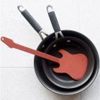 Quizás no tenga ritmo musical, pero esta espátula para cocinar –en forma de guitarra eléctrica- es una regalo que sorprenderá al melónamo más apasionado. Precio: $12