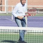 Es un gran aficionado al deporte.