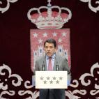 En su faceta más institucional, con la corbata a juego con el escudo.