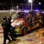 Los Mossos comprueban el estado de su vehículo