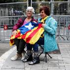 Dos señoras y una senyera