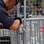 Un agente protege los alrededores de la Consellería