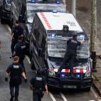 Un Mosso protege el vehículo policial