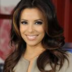 Durante su niñez y adolescencia Longoria confesó haber crecido sabiendo que no era bonita ya que sus compañeros de escuela se lo recordaran contantemente. Además, le pusieron el apodo de "patito feo", ya que todas sus hermanas tenían el cab...