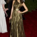 La sensual actriz de origen mexicano admitió en entrevista para Daily Mail, "Mis recuerdos sobre la escuela no son agradables. De hecho, tuve un tiempo horrible. Actuar era mi manera de tomar un descanso de lo que estaba a mi alrededor". Ademá...