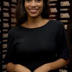 La actriz dijo haber sido burlada por sus compañeras durante su adolescencia por ser muy flaca, no haber desarrollado temprano su cuerpo, y tener muy poco busto. Dawson confesó además que su mamá fue quien la protegió de los acosadores en l...