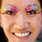 La Marcha del Orgullo de San Francisco es una de las más conocidas y multitudinarias del mundo. En la imagen, una de sus participantes con pestañas de colores.