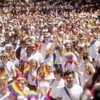 Empleados de Apple ondean banderas en San Francisco, California.