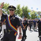 El jefe de policía de San Francisco, Greg Suhr, saluda mientras marcha junto a sus trabajadores.