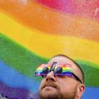 Además de banderas, hay todo tipo de complementos para las fiestas del orgullo: gafas, máscaras y colgantes, entre otros en la imagen, un participante en la marcha de San Francisco... En la imagen, uno de los participantes con unas gafas multi...