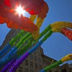 Un montón de globos vistos desde abajo, durante la celebración de las fiestas del Orgullo Gay en Nueva York.