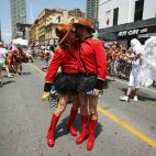 Este año, Toronto ha sido también la encargada de celebrar el festival mundial WorldPride, que en 2017 será organizado por la capital española, Madrid. En la fotografía, dos hombres vestidos con parte del uniforme de la Policía Montada de ...