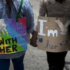 Más de 50.000 personas han participado este sábado en la marcha del orgullo gay de Ciudad de México. En la foto, una pareja joven con carteles en los que proclama su amor.