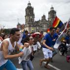Participantes que corren dejando atrás la Catedral Metropolitana, junto al Zócalo, en México DF.