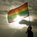 En San Salvador, éste es el segundo año que se celebra la Marcha del Orgullo Gay. En la fotografía, una persona ondea la bandera del arcoíris en la capital de El Salvador.