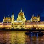 La capital húngara es uno de nuestros destinos por excelencia, en cuanto a viajes lowcost. La ciudad de los balnearios ofrece estancias deluxe por 137 euros. Además es el sitio al que ir para bañarse en el balneario del anuncio de Danone, deg...