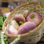 Las hortalizas son mostradas con cuidado y delicadeza.