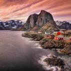 En el norte de Noruega existe este pueblo pesquero de cuento al pie de los fiordos, que cumple a la perfección con el patrón de rincón nórdico. En las islas Lofoten se encuentra este enclave de tan rica naturaleza y en las que podrás hacer ...