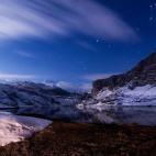 Los viajeros aseguran que los Picos de Europa son uno de los mejores rincones para disfrutar del invierno incluso si no eres muy fan de la estación: seguro que no te arrepientes de vivir la belleza de estas montañas cubiertas de nieve. Los lag...