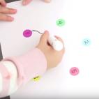 Se escribe un n&uacute;mero en cada pegatina y luego se colocan las pegatinas en una hoja (mejor si forman un dibujo). Con un bol&iacute;grafo, el ni&ntilde;o debe unir los puntos de forma ordenada. Del 1 al 2, del 2 al 3...