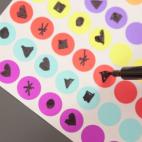 Se dibuja una forma distinta en cada pegatina y luego esas mismas formas sobre una hoja o una caja. El ni&ntilde;o tiene que relacionar y pegar la pegatina sobre el dibujo correspondiente.