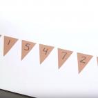 Se escriben los n&uacute;mero (del 1 al 9 por ejemplo) en la parte baja de un folio. El ni&ntilde;o debe colocar sobre cada n&uacute;mero tantas pegatinas como se indica: 3 sobre el 3, 1 sobre el 1...