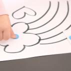 Tan sencillo como hacer un dibujo y dejar que vaya coloreando cada &aacute;rea con pegatinas de un color. Un arcoiris puede ser el dibujo perfecto.