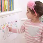 En un papel grande o una cartulina se escribe el nombre del ni&ntilde;o con letras huecas y despu&eacute;s se escriben las letras de su nombre en las pegatinas (una letra por pegatina)- Tiene que rellenar cada letra del papel con la pegati...