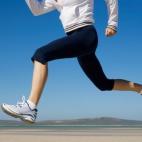 Aunque no se puede considerar una alternativa al ejercicio diario, tener un orgasmo es una actividad cardiovascular. "Aumenta la frecuencia cardíaca, la respiratoria y la presión arterial", asegura la doctora Jennifer Berman.