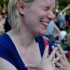 ¿Te sientes bajo de ánimo? Un orgasmo puede ser justo lo que necesitas. Además de endorfinas, durante el orgasmo también se libera dopamina y oxitocina. De hecho, la dopamina es la misma hormona que se libera cuando las personas consumen dro...