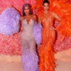 Kylie y Kendall Jenner, de Versace