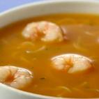 Uno de esos platos que sientan bien en los días/noches de frío. Lleva mejillones, almejas, langostinos y pescado de roca. Si quieres prepararlo, sigue esta receta.