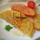 El calabacín no venía en la receta original, pero el autor aprovechó que tenía uno empezado para darle salida en esta tortilla. Mira cómo prepararla en Cookpad.