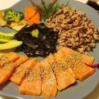 Éste es un chirashi un poco distinto, porque el arroz no es el de sushi y el salmón en vez de ser sashimi normal es marinado. Su autora asegura que, a pesar de este cambio, la receta es igualmente deliciosa. Mira cómo prepararla en Cookpad.