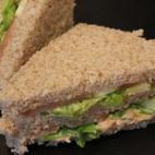 Dos rebanadas de pan de molde y algo para rellenar. Es un clásico si se hace de jamón y queso, pero puede llegar a ser muy original si se busca una buena alternativa. Puedes ver aquí cómo hacer esta variante.