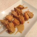 En realidad es una brocheta acompañada de una salsa hecha a base de cacahuetes, leche de coco y curry. Puedes ver la receta en Cookpad.