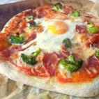 En este caso la masa es gruesa, pero el autor de este plato asegura que eso depende de cada cocinero. Se puede variar según los gustos de cada uno. Puedes prepararla siguiendo esta receta.