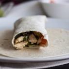 Esta receta es salada, pero su autor ofrece también la opción de hacer burritos dulces como postre. Prepara ambas versiones siguiendo esa receta.