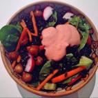 "Un plato sano y completo, con arroz negro, garbanzos al curry, zanahorias, rábanos, pepino, espinacas y un aliño cremoso de fresas y mostaza", escribe su autora. Prepara el plato siguiendo esta receta.