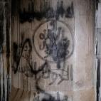 El s&iacute;mbolo del ISIS, tachado en una pared.