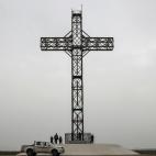 Un grupo de vecinos del municipio, al pie de la gran cruz que da la bienvenida a Qaraqosh.
